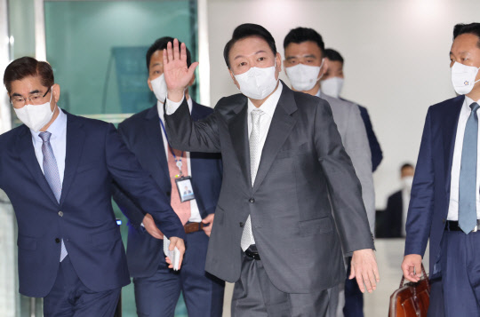 윤석열 대통령이 12일 서울 용산 대통령실 청사로 출근하고 있다. 연합뉴스